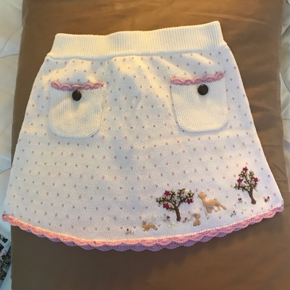 Knit skirt with beautiful detailing